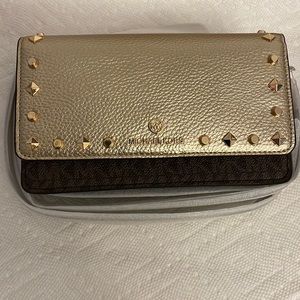 Michael Kors Jet Set Small Studded Metallic And Logo Smartphone Crossbody Bag.
